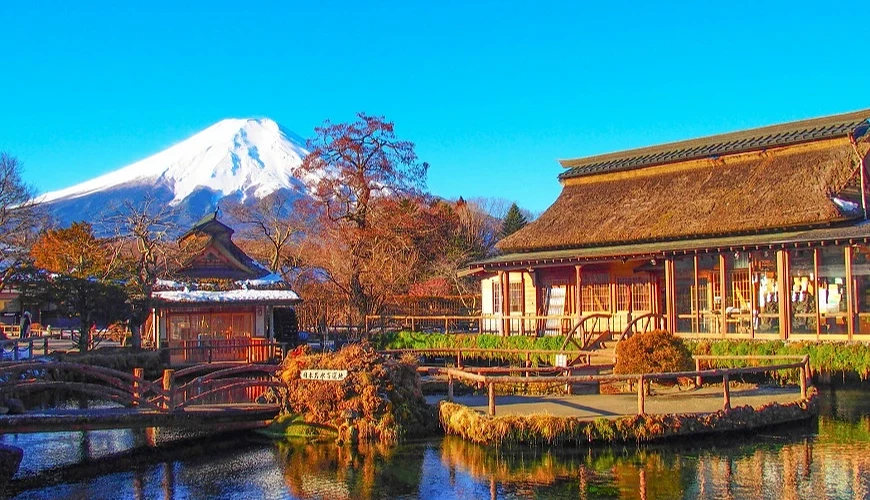 忍野八海的池塘與周邊村落