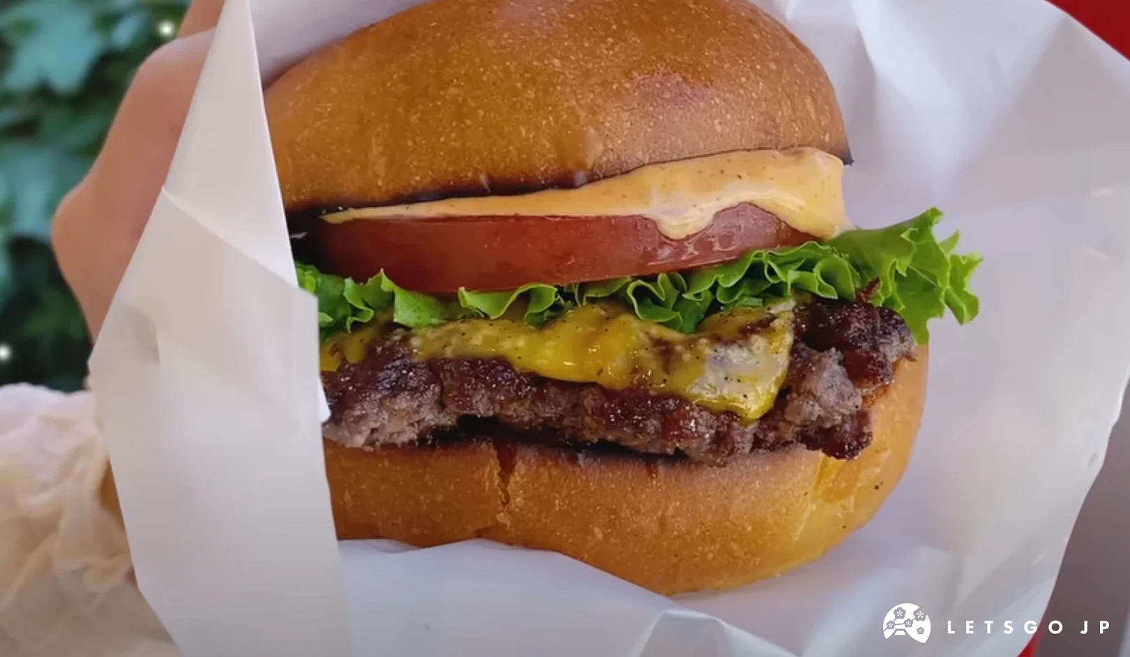 牛肉汉堡特写,肉排、起司、番茄和生菜。