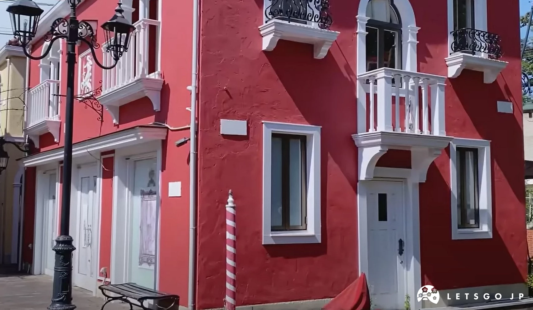 一栋抢眼的红色外墙建筑