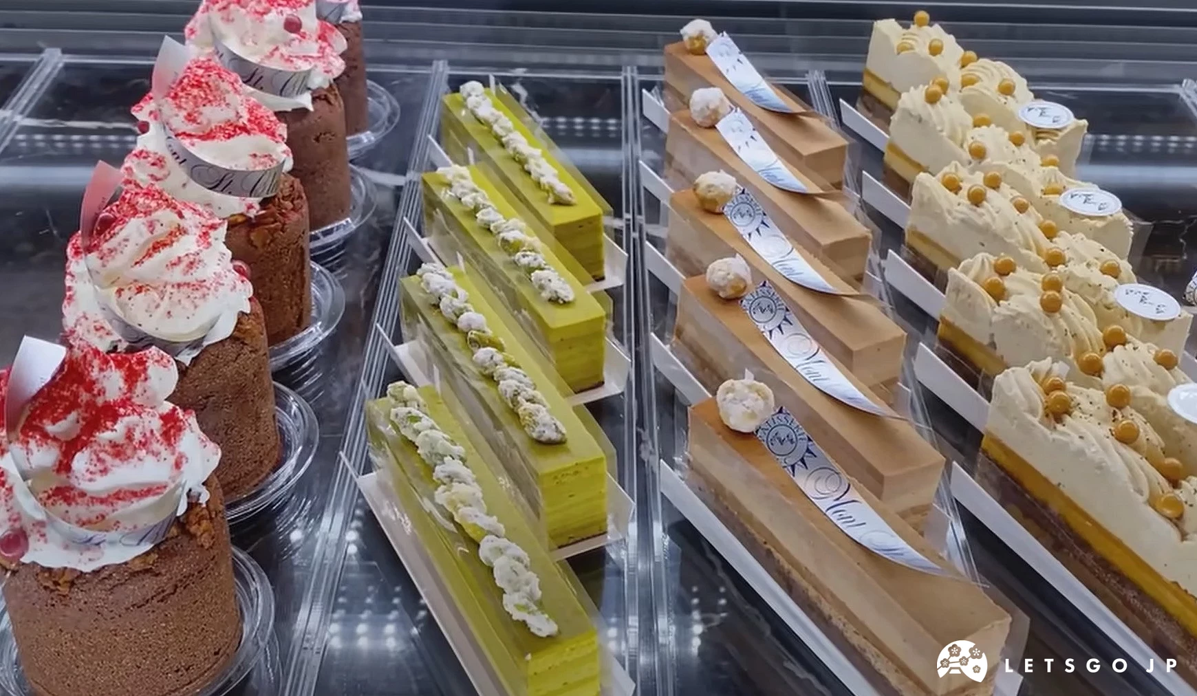 排列整齐的精致蛋糕