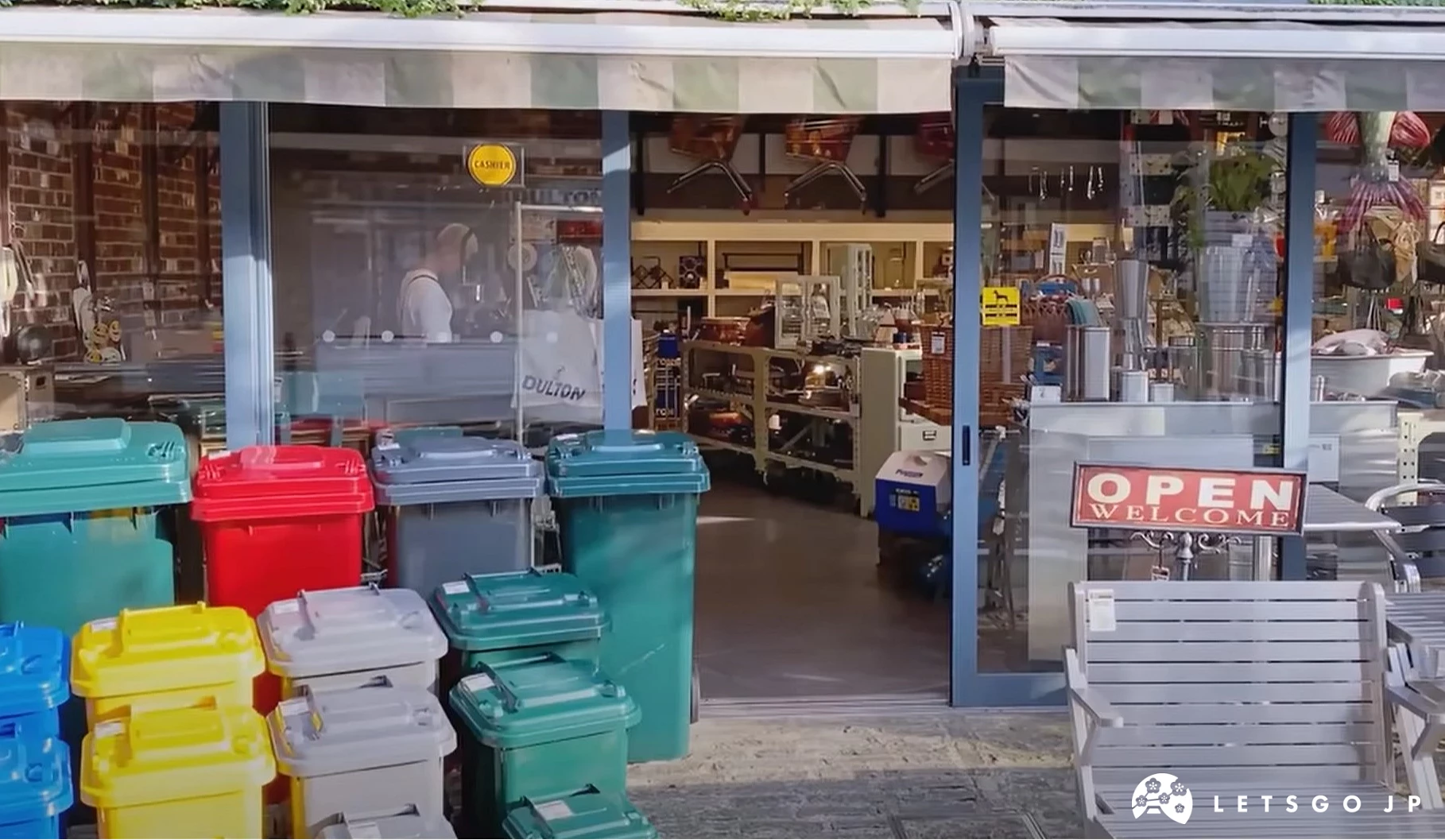 Dulton 自由之丘店的商店门口,摆放着各种颜色的桶子