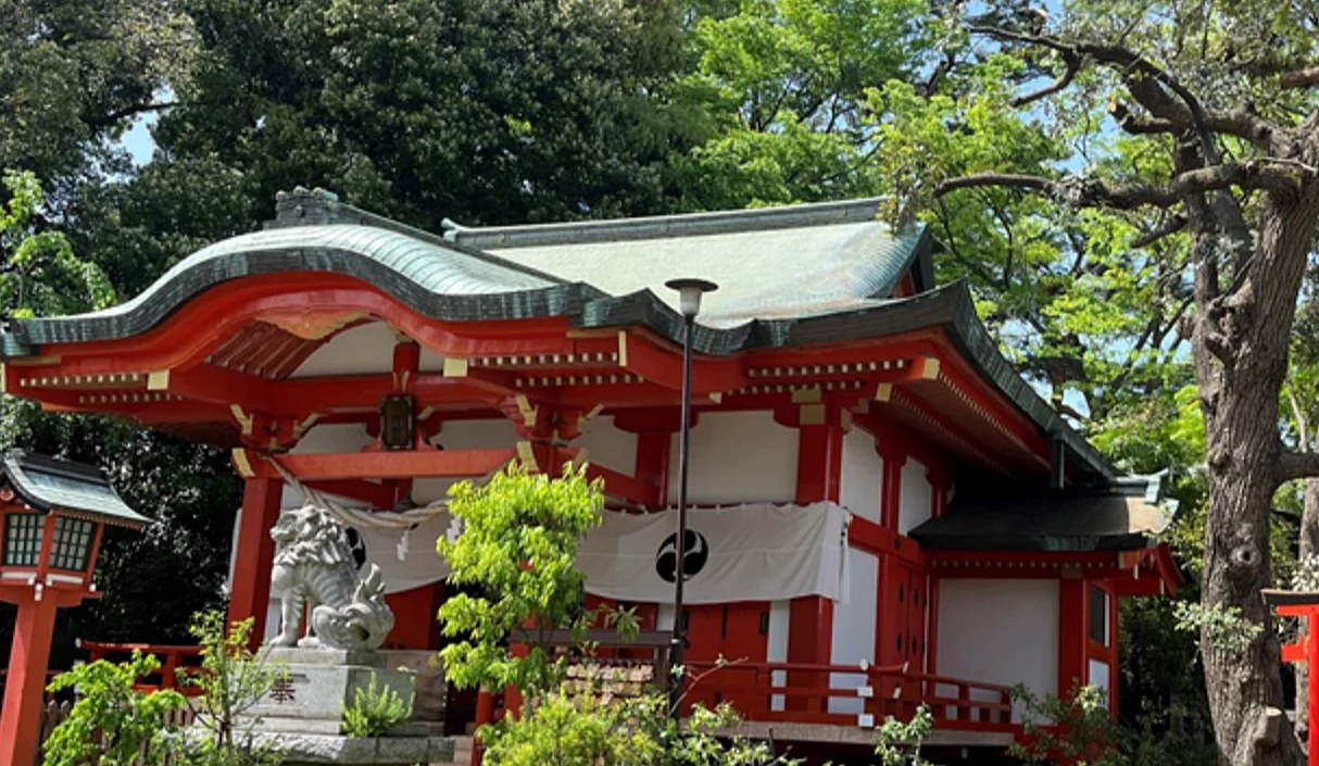 红色外观的熊野神社