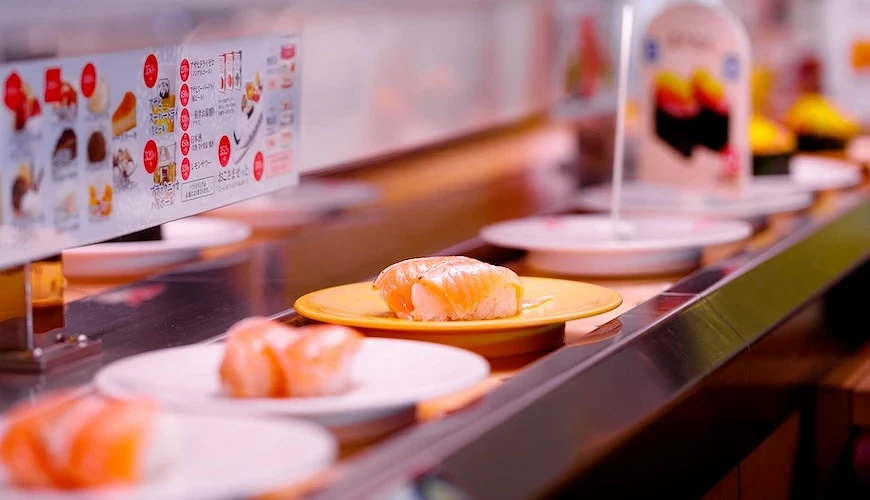 在回转寿司转盘上的寿司