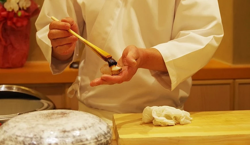 寿司师傅正在制作寿司