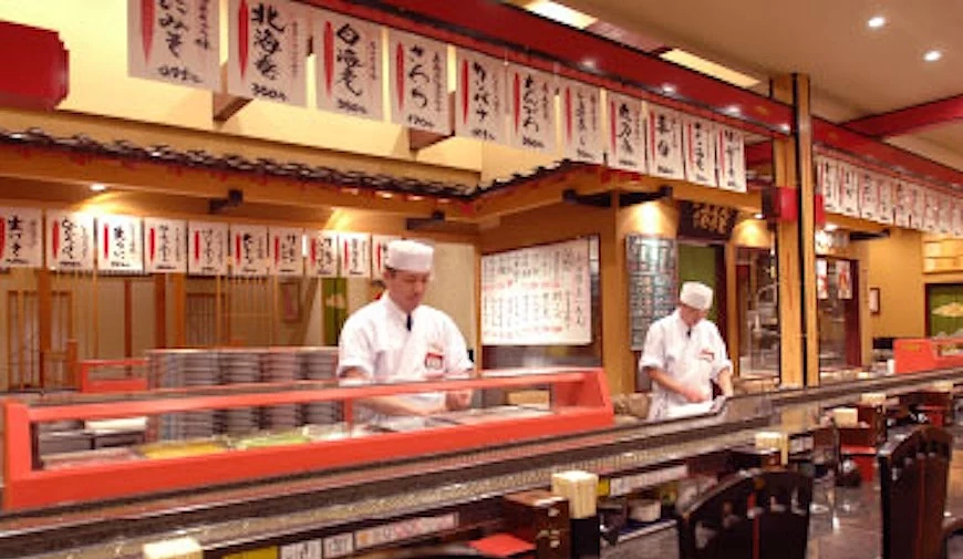 金泽美味寿店内是吧台座位,可以直接看到师傅握寿司