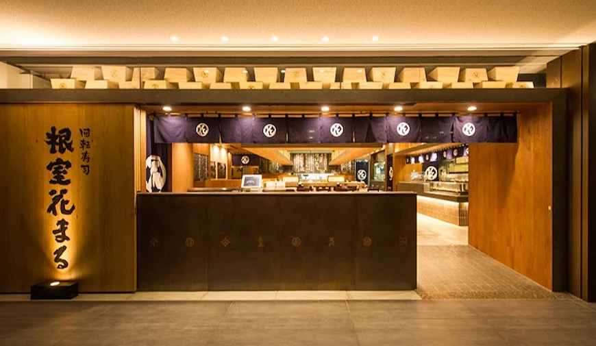 根室花丸的店面是用木头色为基调,搭配紫色的旗帜及黑色书法字logo