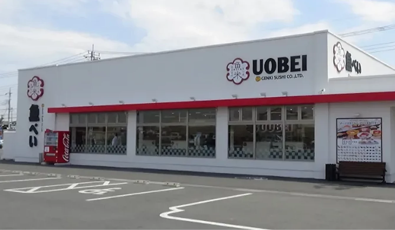 连锁回转寿司鱼米的独栋店铺,整栋色建筑配上红色屋檐,黑色字体外围有红色花框的logo