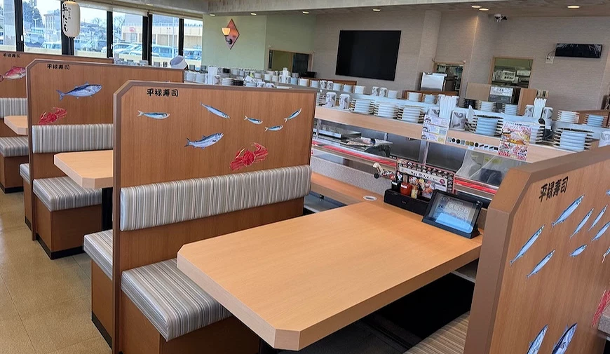 平禄寿司店内的开放式座位,椅子背板上有鲜鱼的图案