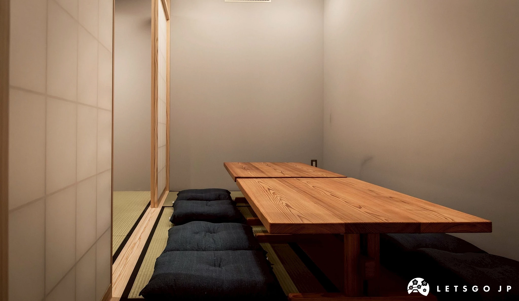 榻榻米私人座位區或包廂內部,設有矮木桌和坐墊
