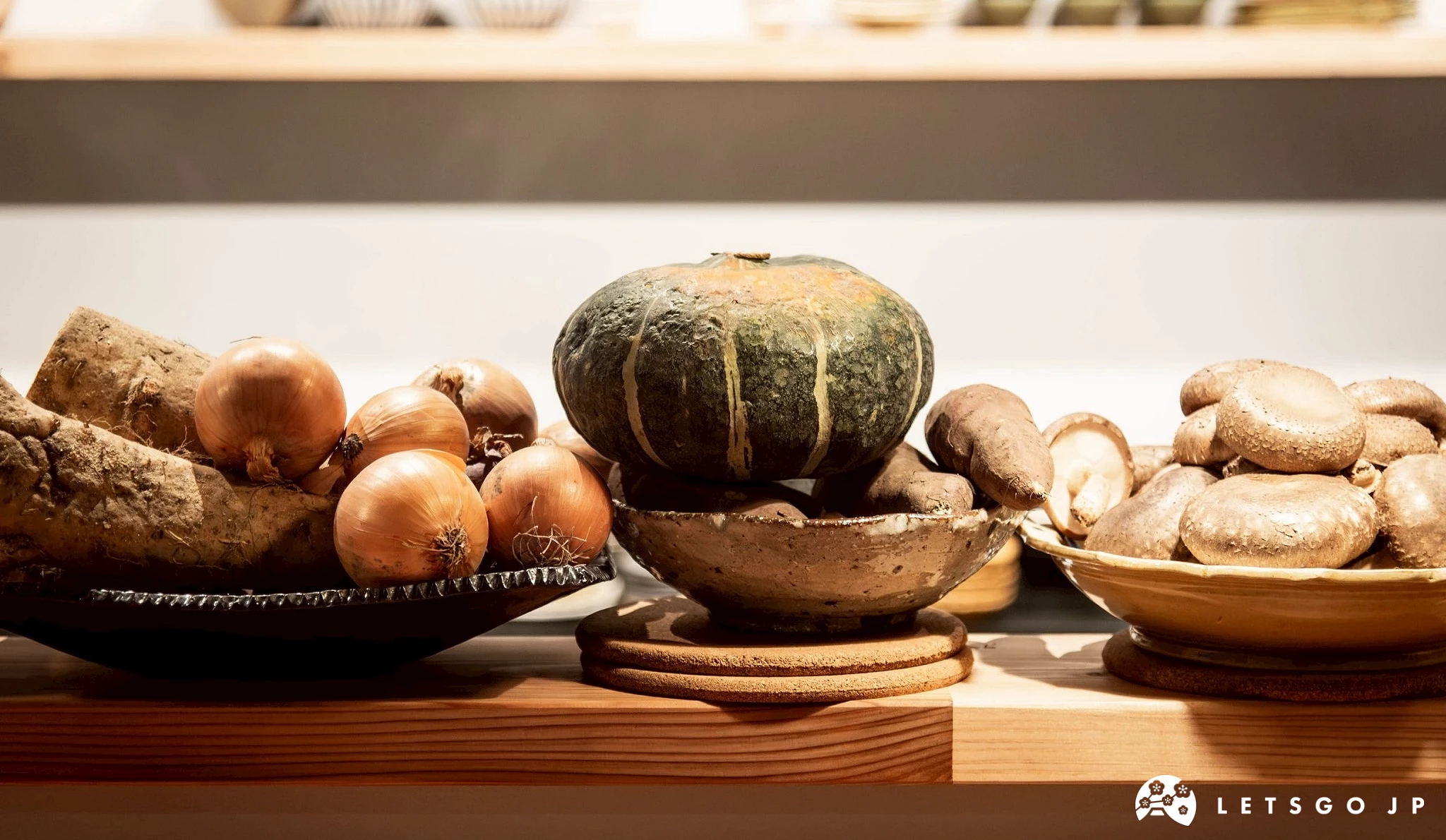 一些新鮮的當季農產品(如南瓜/洋蔥)置於陶碗或木籃中