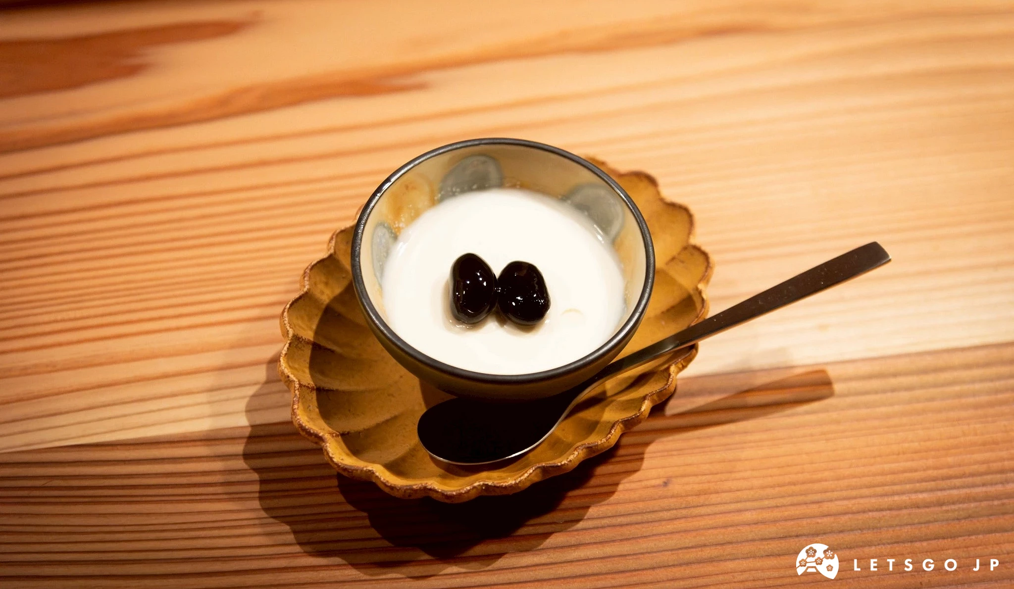 優格盛裝在小陶碗中,底部墊有精緻的陶製托盤