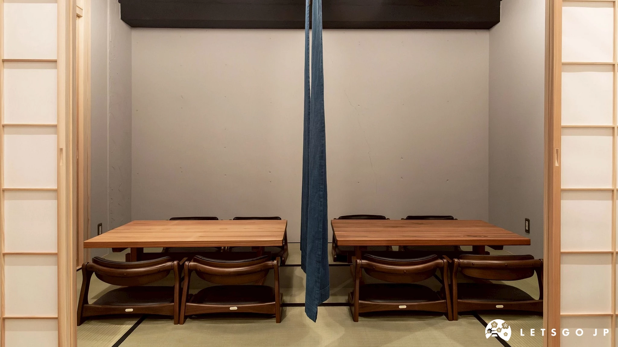 小料理吉田餐廳內的日式榻榻米座敷(包廂),空間簡約典雅,設有兩組矮桌與座墊。