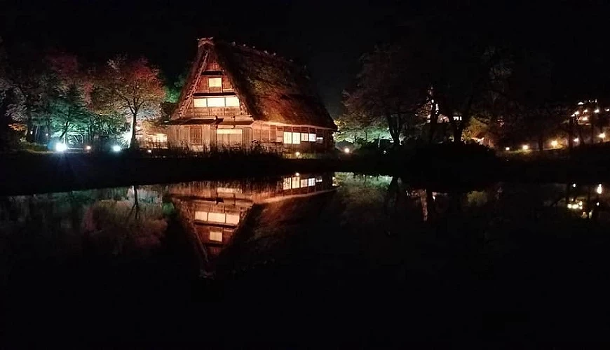 白川村紅葉點燈與水中倒影