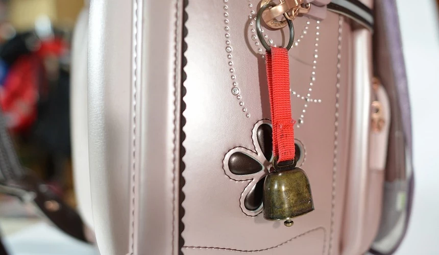 繫熊鈴在包包上