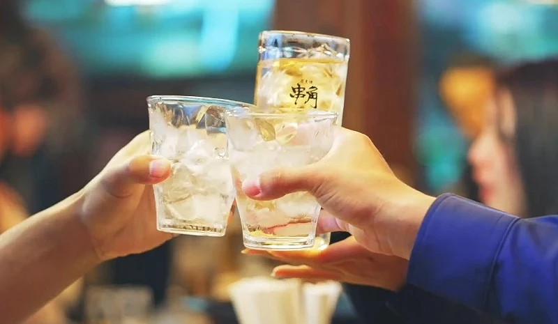 大家一起舉杯乾杯的畫面