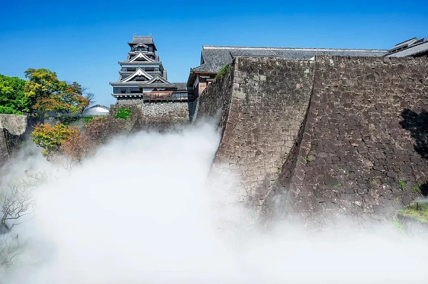 雲海上有石垣跟城堡,與藍色的天空