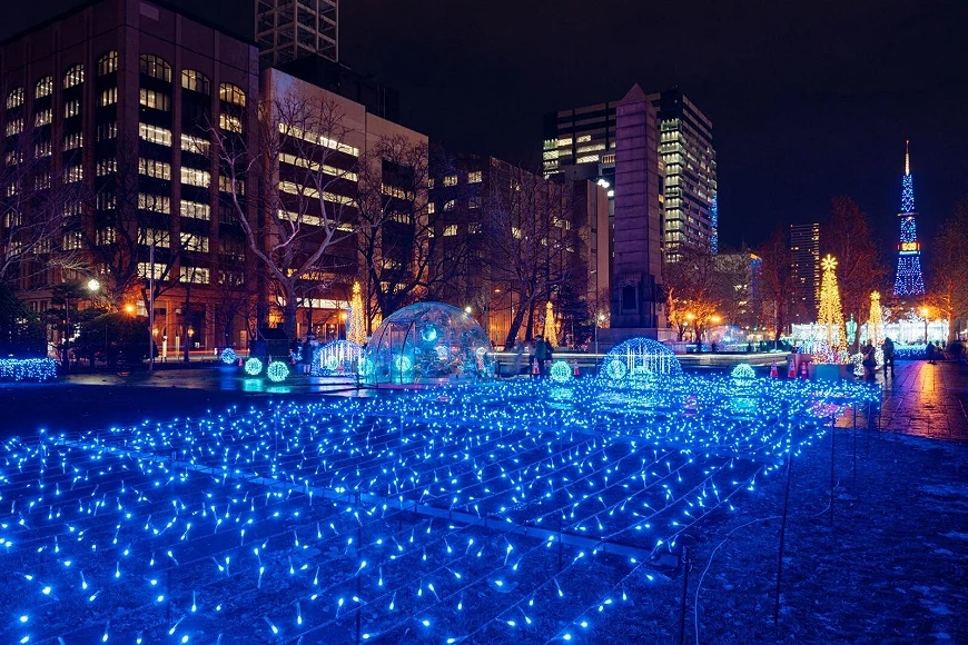 地上鋪滿LED燈的夜景,還有札幌塔