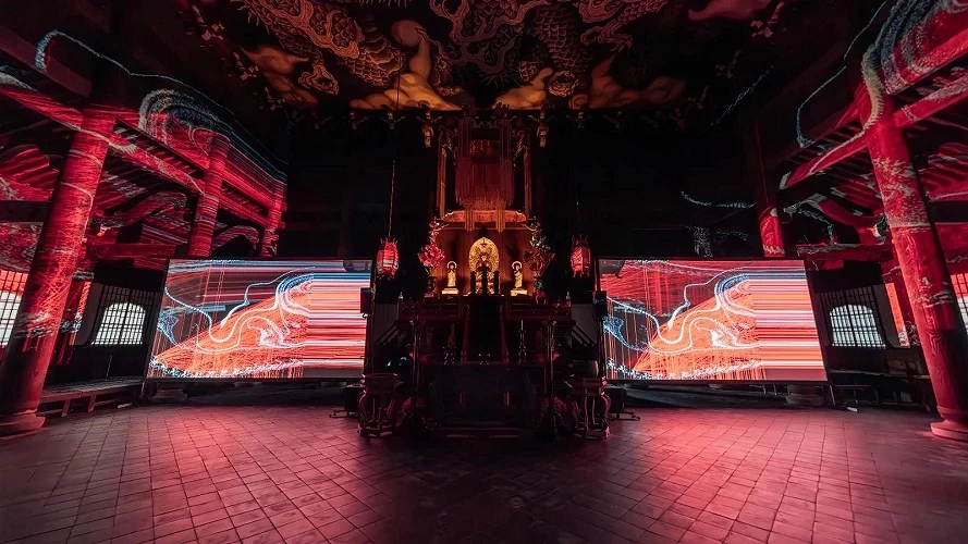 夜晚的寺廟中展出了水墨畫