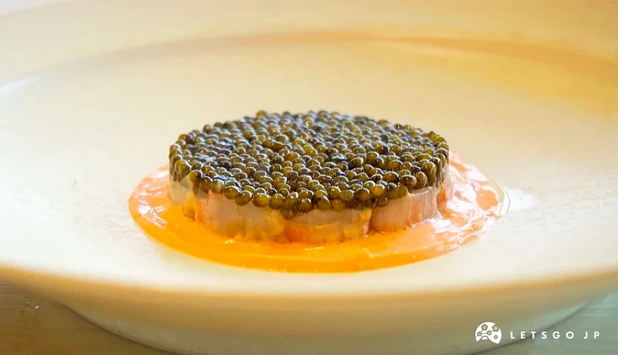 盤子中盛裝著佐有醬汁的魚子醬料理