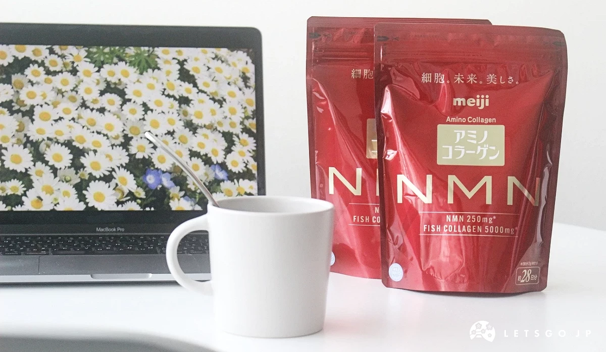兩包NMN膠原蛋白粉袋裝,後方擺放一台筆電與一個白色馬克杯。