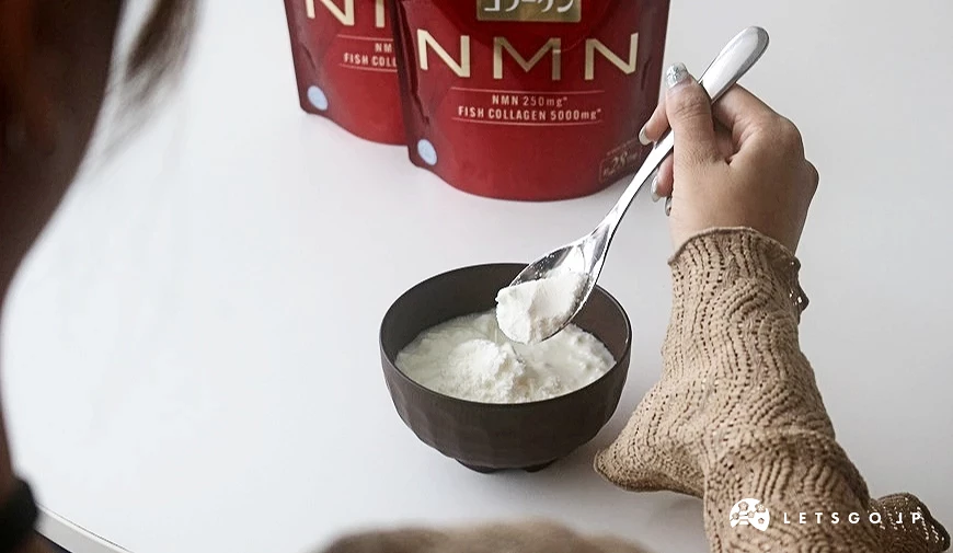 手持湯匙準備將膠原蛋白粉加入優格碗中