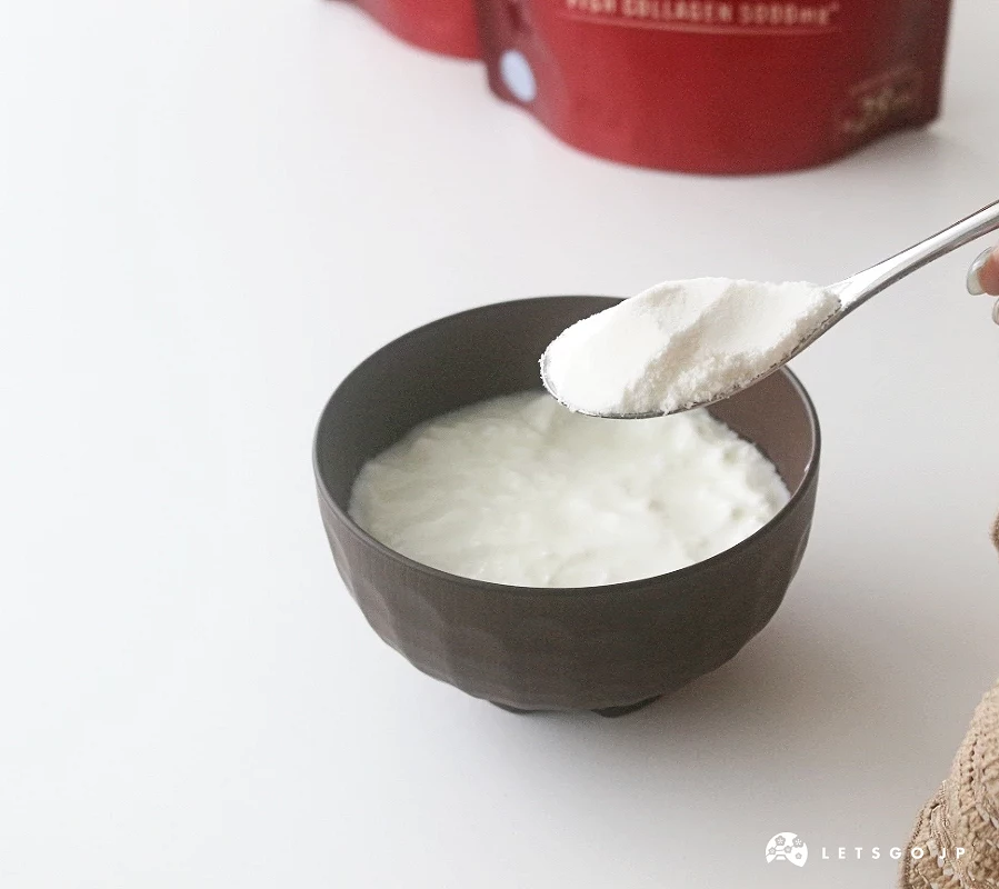 手持湯匙將蛋白粉舀起