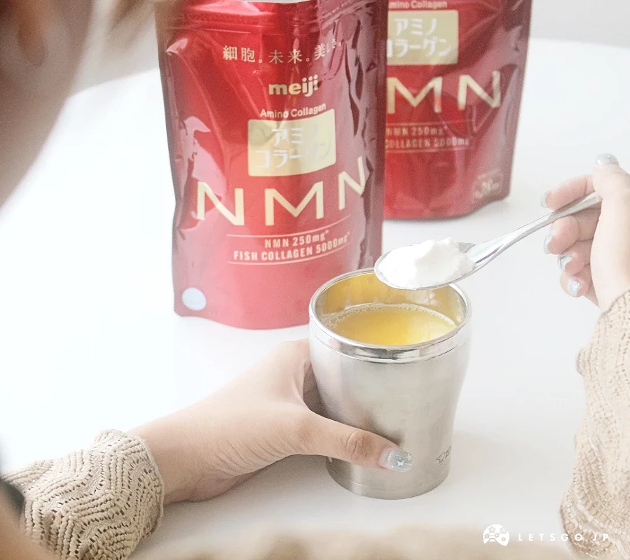 手持湯匙,準備將粉末加入一杯裝有柳橙汁的銀色容器中。