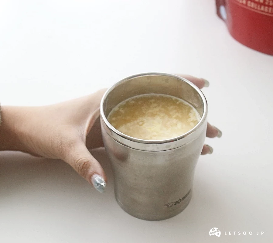 手持已加入粉末的柳橙汁