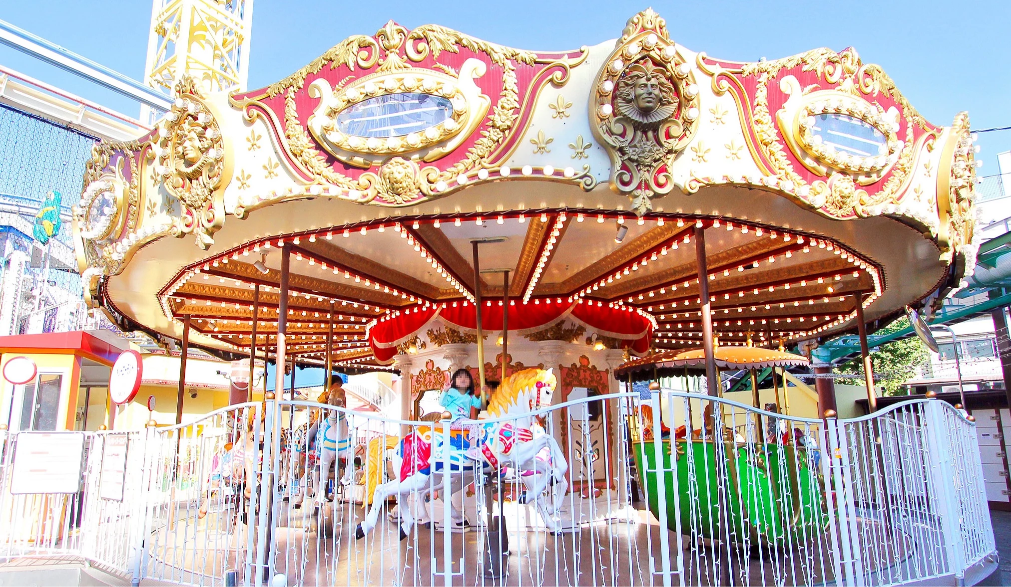 裝飾華麗的旋轉木馬,小朋友坐在木馬上快樂的玩