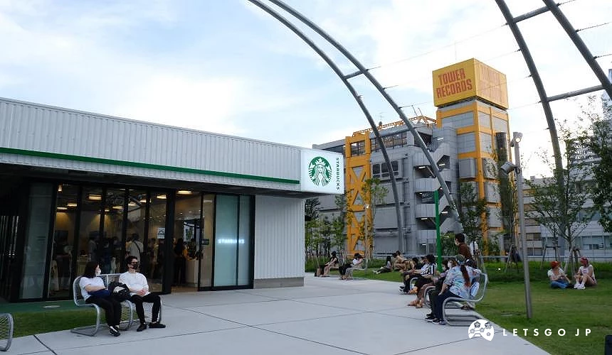 由藤原浩操刀的「星巴克 宮下公園店」內部也販售其品牌限定商品