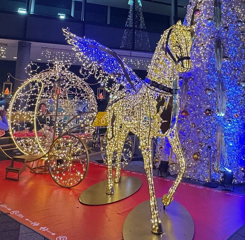 用燈泡組成的白馬與馬車