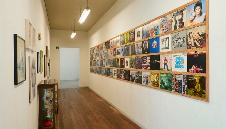 滿是奈良美智作品的走廊