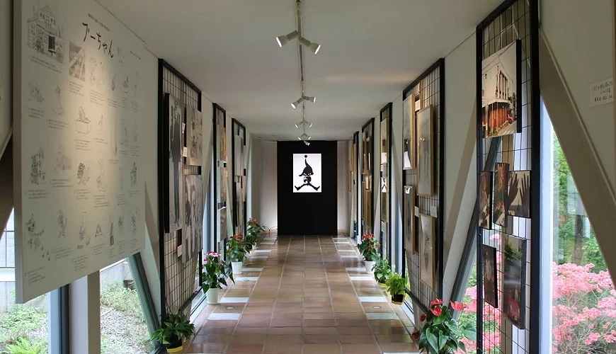 掛滿藝術作品的走廊