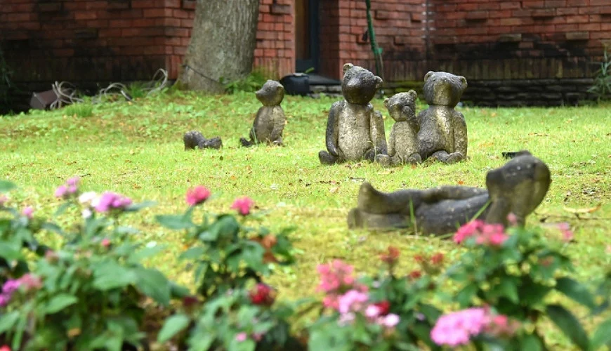 許多泰迪熊雕像坐在博物館的草皮上