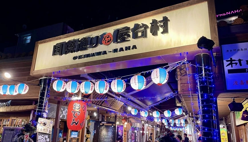 国际通屋台村夜景灯光明亮,挂有许多灯笼