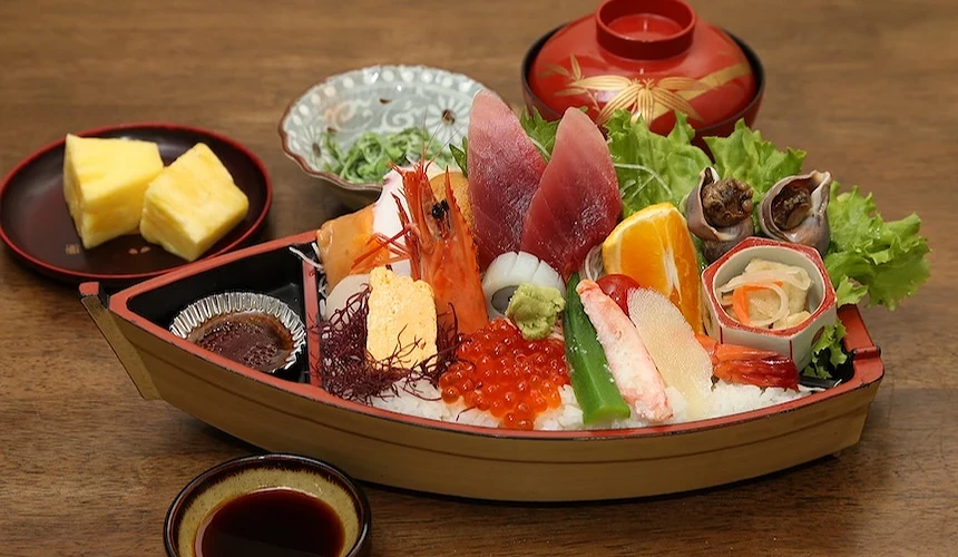 容在舟型中的海鮮丼