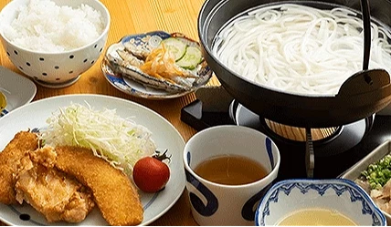 五岛乌龙面与炸物的套餐