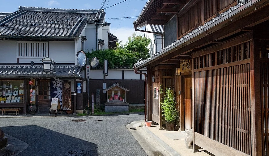 奈良町的老日本街景,日式屋瓦、木門