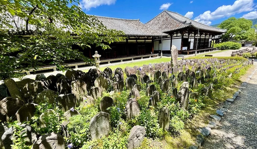 日本最古老的本格寺院元興寺的古瓦與石佛群