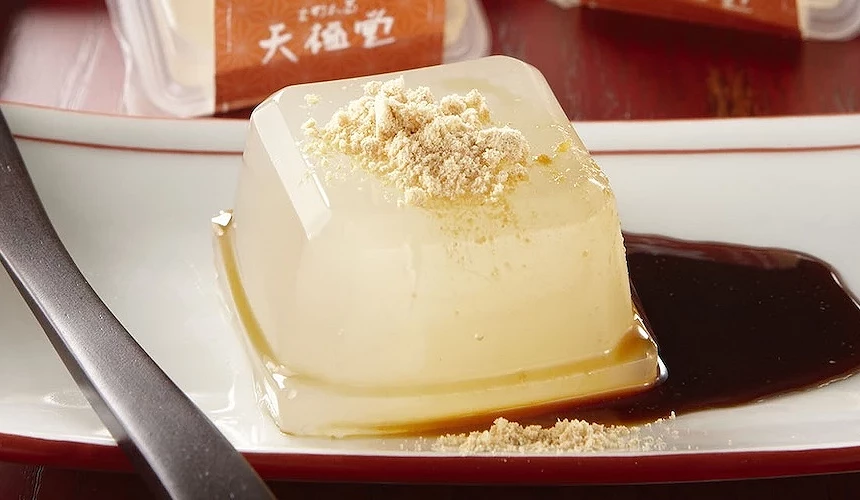 葛粉做成的葛餅,呈現透明裝乳白色的方形體,上面淋上黑蜜與黃豆粉