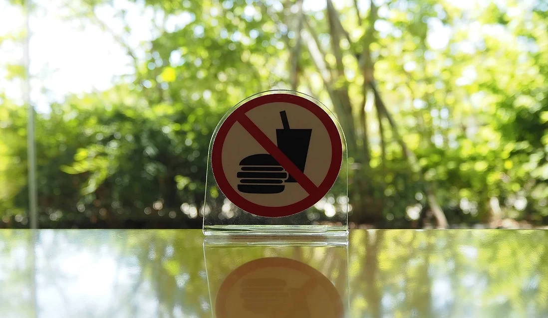 紅色斜線劃過一杯飲料的圖案,表示禁止飲用或攜帶外食的標誌。