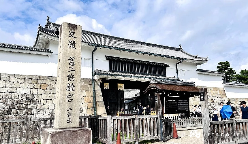 「二條城」外側城門旁有售票處<br>攝影:Angie