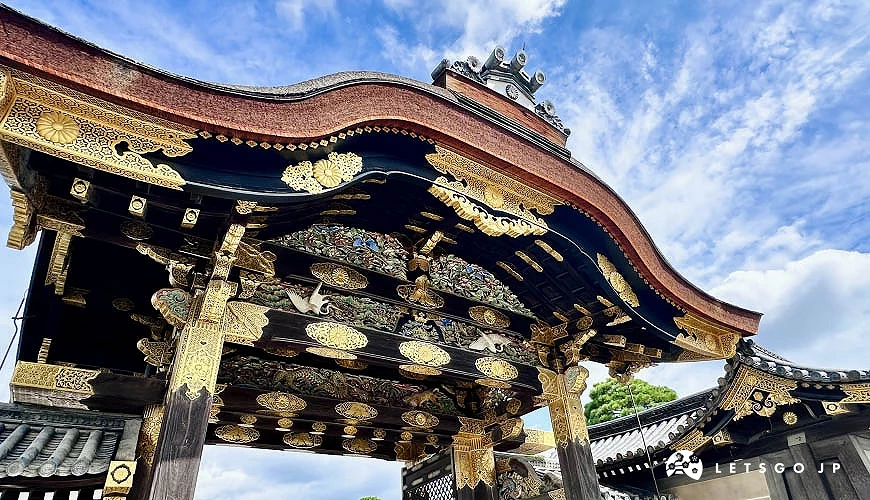 以奢華的雕刻與金箔裝飾著稱的「唐門」攝影:Angie