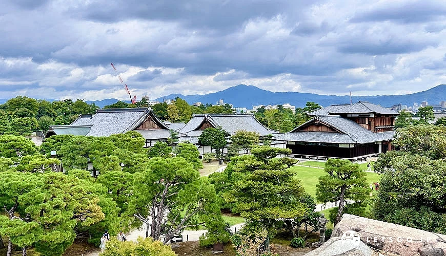 從高處的「天守台遺跡」可將本丸御殿及庭園的全景盡收眼底<br>攝影:Angie