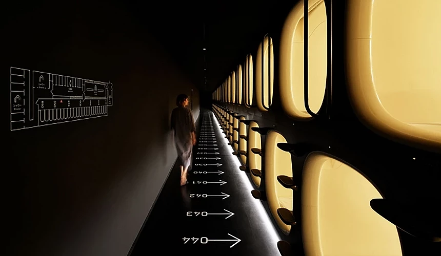 走廊一側排列膠囊艙的膠囊旅館內部