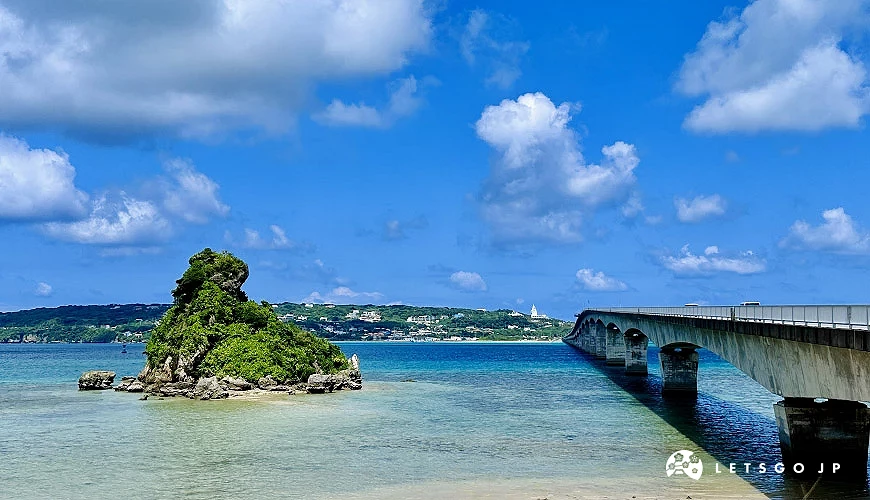 自駕前往「古宇利海洋塔」,推薦途中可以到「古宇利大橋南端觀景台」欣賞大橋與島嶼風景攝影:Angie