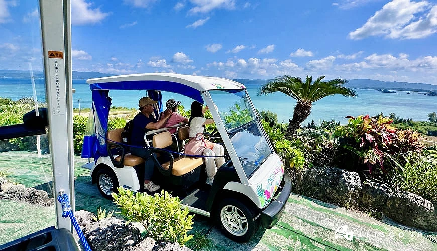 隨著「無人駕駛自動車」緩緩爬升,湛藍的大海與古宇利也展隨之展露眼前,大家都忍不住拿起手機拍照