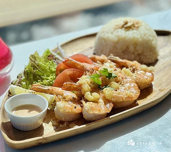 蝦子大顆飽滿,搭配沙拉與蒜香飯,超美味