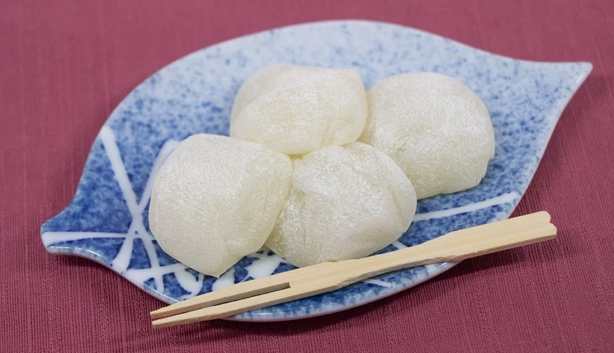 白色的吉備糰子裝在盤中