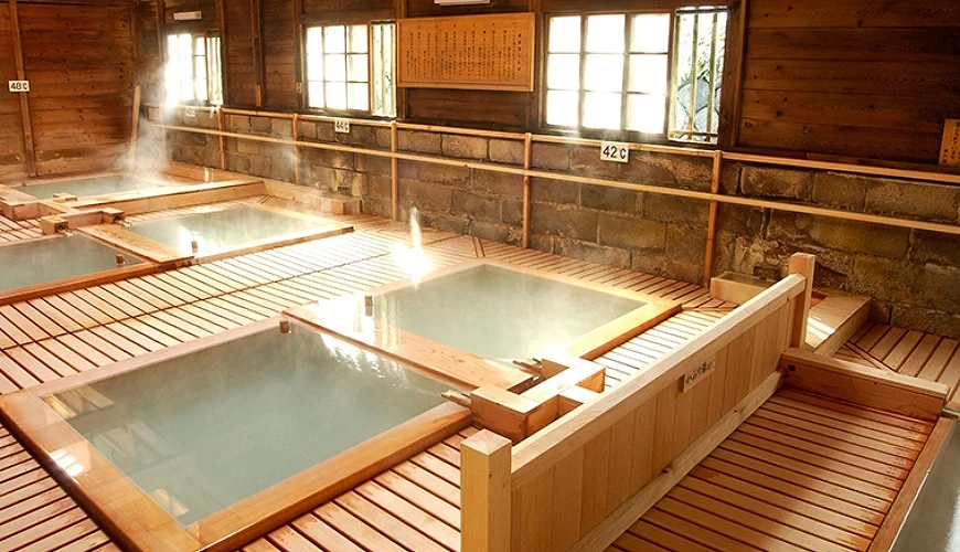 有多個浴池的鹿之湯